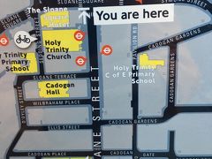 店の前にあった地図です。
左上が地下鉄の駅「スローンスクエア」
この道を上っていくとチェルシーフラワーショウの会場のチェルシー王立病院に至ります。
その右側がスローンスクエア公園でそこからデパートのハロッズに向かっている道がスローンストリートで、ティファニー、カルチェなどのブランド店が並んでいます。

1700年代にスローン卿のお嬢さんがカドガン家に嫁ぎ持参金がわりに土地の所有権を持って行ったそうです。

11カドガンガーデンホテルにはスローンストリートと並行したパヴィリオンロードを下がりカドガンガーデンズを左折して進みます。