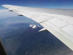 素晴らしい青空のもと、

こんな近くで真上からの富士山に大感動！！ (≧▽≦)