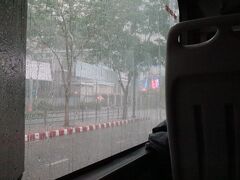 バスに乗車した時は、晴れていたが、ビテクスコファイナンシャルタワーの方向がスコールで霞んで見えないほどになっている。

バスが出発し、次の乗車場所であるリバーティホテル前で一人乗客を乗せ、ベンタインバスターミナルに向かった直後に滝の様な雨

ラッキーだった。