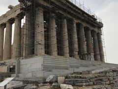 パルテノン神殿は、１６８７年に戦争で爆破され、壊滅的な被害を受けたそうです。
その後、１９８３年から修復工事が始まり、現在も工事中です。
こちらの面を見ると、一面足場で覆われています。