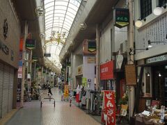 　そして商店街そのものが、思ったほど空き店舗が多くなく、中核都市らしい昼間の店が中心の商店街というのも意外でした。写真では寂しく映っちゃいましたが、昼の買い物客も大牟田や久留米より多い感じです。
　もちろん飯塚市も郊外型SCの攻勢が強いのですが、平成７年までは人口増が続いていた街。ベッドタウンとしてのポテンシャルを感じます。