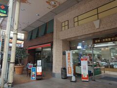 　そしてデパートの井筒屋も、１階のみのギフトサロンとして営業中。喫茶店もあって、今も商店街の核を成しています。
　ただ老朽化のため、今年10月の閉店がアナウンスされています。借地のため、建物は解体予定。井筒屋と商店街の客層がかなり一致しているだけに、商店街への影響は大きそうです。