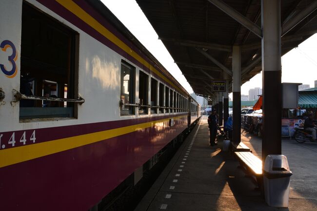 早朝始点のトンブリ(Thonburi）駅に向かいます。<br />外国人は一律どこまで乗っても100バーツ（約300円）です。<br />窓口で簡単に買えました。<br />トンブリ7:45発　タムクラセ12時過ぎ着