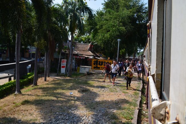 カンチャナブリ駅の次が戦場に架ける橋駅ですが、ここでツアー客が押し寄せて乗ってきます。ものすごい勢いで走ってきます。<br />橋通過時の動画がこちらです。<br />https://youtu.be/4iDJVlDu1ug<br />なるべく車両の前の方が撮影時に人の手が映らなくて済みます。<br />