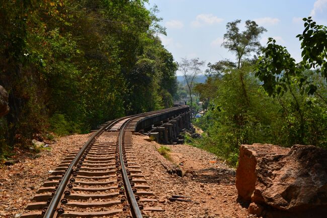 ツアー客は先に昼食のようなので、電車を降りたら先に線路に行った方がよいです。<br />