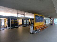 14:37、ドゴール空港に到着。新交通システムCDGVALで第1ターミナルへ。