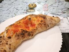 早速街歩き。
毎回行く店Gusta Pizza（Via Maggio, 46/r, 50125 Firenze ）。
今回はカルッツォーネ！

ここのピザはナポリピザ。
安い・美味しい・いうことなし！