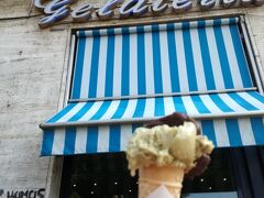 最後はジェラートで〆！
Gelateria Cavini
（Piazza delle Cure, 19-23R, 50133 Firenze）

観光客というよりは地元の人たちが通うジェラテリア。
「ジェラテリア」を名乗れるのは自家製のお店のみ。
というけれど、最近ではそうではないお店もあるようで。

ちなみに2種類選べて1.5ユーロ程度。
ドゥオモの近くなど観光地だと5～6ユーロするジェラートも
ちょっと郊外で食べると「現地価格」＆「無添加」でおいしいですよ。

ここのは美味しい！
