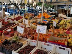 　次はカーポの市場へ
通りの両側に野菜、果物など、
