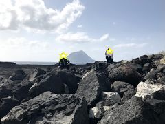 続いては、（登山を断念して時間ができたので）「南原千畳敷」へ。


八丈富士が噴火した際に流れ出た溶岩が海に流れ落ちてできた溶岩台地、だそうです。

