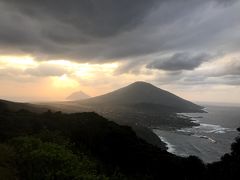 初日ラストは、もちろん、温泉！

島内１周も兼ねて、「末吉温泉みはらしの湯」までやってきました。
運がよければ、最近、八丈島の周辺に出没しているクジラがみられるそうですよ！この日は残念、クジラまではいませんでした。

温泉に入ってリラックス、さっぱりしたところで、島を別ルートで１周しながら宿に向かう途中で、夕陽のお出迎え。

充実の１日でした。