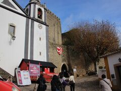 オビドス城はポサーダ（ホテル）になっています。城壁にも登れるようですが、今回は時間がありません。