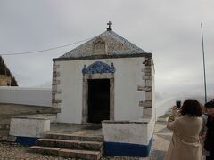 メモリア礼拝堂。12世紀に崖から落ちそうになった騎士を聖母が救ったという奇跡に感謝して建てられた礼拝堂。