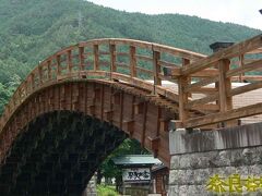 駅の反対側にある、総檜造りの太鼓橋。
橋脚を持たない橋としては日本有数の大きさだそうです。

建設工法は錦帯橋のような風情
平成３年に建設竣工されたもののようです。