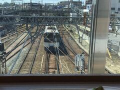 駅構内にある線路の切替ポイント数が日本一だとか。。。

行き交う電車を眺めながらランチ♪ 駅中カフェ【 幡・INOUE】
