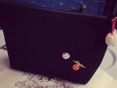 お年玉ということで
祇園の「井澤屋」さんで
ポーチを買ってもらいました。

井澤屋さんは、刺繍をしたガーゼハンカチが可愛いんだけど
殆どの柄を持っているので、今年はポーチ。