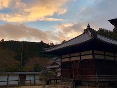 せっかく大津に来たので
タクシー飛ばして「三井寺」へ。

なんと拝観終了まで残り30分。

拝観券を買おうとしたら
「もう時間も無いですから、どうぞ！」と
そのまま中へ入れてくださった。

ものすごく駆け足で境内を巡り
ちょっと多めにお賽銭を出して
お参りさせていただきました。

次回はもっと、ゆっくりお参りさせていただきます。
