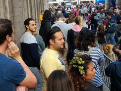 さ、軽く荷ほどきしたら。
早速「ベルギービールウィークエンド」の会場へ！

まずは、ビールと引き換えるトークンを買う列に並びます。

目の前に居たお姉さんは
頭にホップさしてた！（笑）