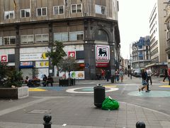 近所のお店もついでにチェック。
スーパーマーケット「Delhaize (Anspach)」。
（デレーズのアンスパック通り店）