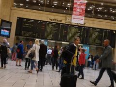 ベルギー2日目は日帰りでブルージュへ。

中央駅も徒歩圏内。
写真の奥がキップ売場。

切符売り場のおじさんがお茶目な人で
「ブルージュまで２枚」とお願いしたら
「それは、君と僕と？」ってｗｗｗ

「残念、彼の分よ」と返したら
「えー、じゃぁキップは売れないよぉ」って。

もちろん冗談ですし
切符を私ながら「よい旅を！」と言ってくれました。

ベルギー国鉄おもろい。