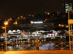 ドウロ川の対岸に有名なポートワインのサインが見えます。