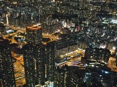 食後は九龍駅にあるsky100に登って香港の夜景を上から見ることに

途中、エレメントというショッピングモールを突き抜けていくんだけど、道すがら何かのキャッチセールスの人がうじゃうじゃ
歩くたびにキャッチが近寄り、強引なペースで何かを売り込んでくる

ひたすら鬱陶しい

取り合えず払いのけながらなんとかsky100に到着する
香港みたいな都会、しかも高級ショッピングモール内で何でこんな輩（失礼！）がいるのだろう

sky100はJCBカードで20％オフキャンペーンをやっていてお得に入館することができた

sky100館内はそこまで人が多くなくて、ゆっくりと夜景を鑑賞できた
香港島の夜景やビクトリアハーバーの様子を眺められるのでなかなか良いスポットではないかと思う

その後はmtrで最寄駅まで戻り、駅前のスーパーで軽めのお土産とビールを買って初日は終了