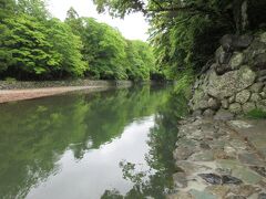 五十鈴川の水は、まるで鏡のように、静かに下流へ流れています。