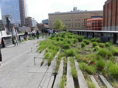 　廃線になった高架線路の上を、公園にして人気です。　　　緑が植えられて、いこいの場だそうです。