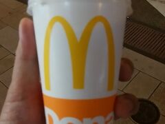 ふとマクドナルドがあったので、ふらり立ち寄って(森永)ミルクキャラメルシェイクを買いました。
美味しいじゃん。
でも紙カップがキャラメル箱デザインじゃないのが残念でした。