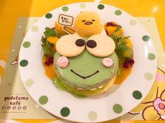 「ぐでたま x けろけろけろっぴ♪ 一緒に遊ぼ~チョコレートケーキ」を注文。

パンケーキは甘かったー!　食紅を混ぜて色を付けたと思われる、緑色のチョコクリームで、けろっぴの顔が表現されていました。