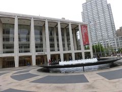 　この噴水も、有名というか、リンカーンセンターって言うと出てきます。

　パリやウィーンのオペラハウスのような華やかさはありませんが、音楽の殿堂です。　　　　　　　　　　ここは、ニューヨークフィルの本拠地がある「ディヴィッド・ゲフィン・ホール」
