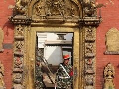 ダルバール広場にある旧王宮の入り口。
銃を持った衛兵が見守っています。怖い感じがしますが、チケットも買っていますし、普通に入れます。