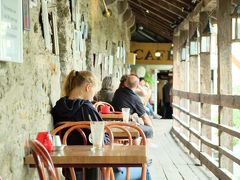 城壁の上にあるcafe。

友だちにline電話したり、家族に連絡したり。
一人旅と言っても
写真で景色を共有。

便利な世の中です。