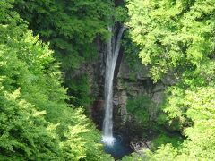 北温泉から舗装路を少し歩くと観瀑台があり、「駒止の滝」を見下ろせました。