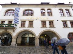ランチはミュンヘンの老舗ビアレストラン「Hofbräuhaus am Platzl（ホフブロイハウス）」で。
1589年にバイエルン州国王へビールを醸造するためにでき、その歴史からミュンヘンの文化遺産として守られています。