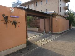 本日お世話になる「華の雫」さんです。ちなみに宿泊料金は訳ありプランの為、夕食朝食付きで１０，０００円(^^)/
コスパ高し！！!(^^)!
ちなみに夕食プランは「伊万里牛のしゃぶしゃぶ」プランです。