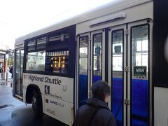 アルピコ交通の松代行きのバスに乗ります。昼間はだいたい３０分に１本です。
バスの中の社名表記には川中島バスと書いてあったので？と思いました。
後で調べてみるとアルピコ交通は松本電鉄が主体となって周辺のバス事業者を統合してできたようです。
今は「川中島バス」は愛称名だということです。

でもやっぱり「アルピコ」ってどういう意味って気になったのでググってみたら「Alpine Corporation」（アルプスの企業群）とでも訳すのかな？
ということで、やっとすっきりしました。