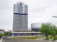連絡通路からはBMW本社と博物館に行くことができます。今回は時間がなかったので外観だけ。

左側の建物はBMW本社で右側はBMW博物館。本社には入ることができませんが、博物館には10ユーロで入場ができます。先ほどのBMW Weltとは違い、現在販売はされていないクラシックカーやデザインカーなど、BMWの歴史を知ることができます。