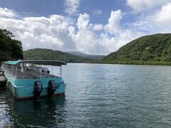 宿のお母さんに上原港まで送って貰い、浦内川観光の送迎バスで船乗り場へ到着。

送迎バスを利用する場合は事前に連絡しないと駄目です。
基本は石垣島からツアーで来る人向けの送迎バスなので、連絡しておかないと乗り切れない可能性もあります。

この送迎バスで行くと10時の臨時便に乗れます。