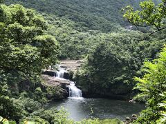 風景や動植物を観察しながらなので約30分でマリユドゥの滝へ到着。

展望台で少し休憩です。暑い～！！