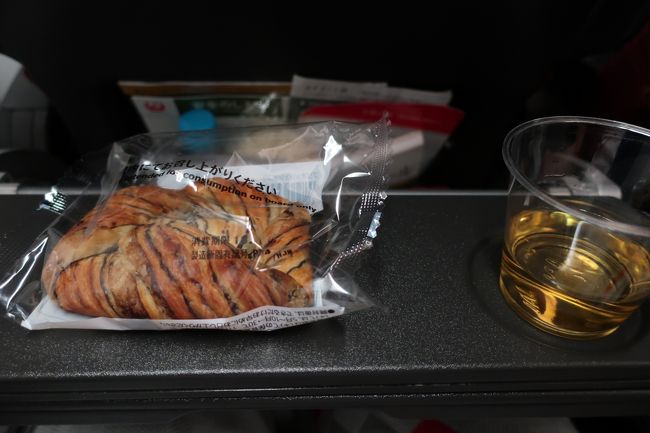 到着1時間ほど前にパンが配られました。<br />チョコの入ったパンだったとおもいます。<br /><br />