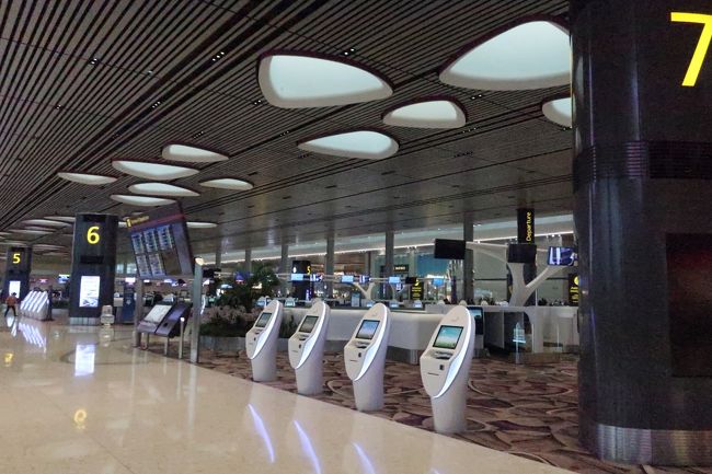 朝起きてすぐ、昨年オープンしたターミナル4に行ってみました。<br />10分ないし20分おきにターミナル間を連絡するバスが動いていました。