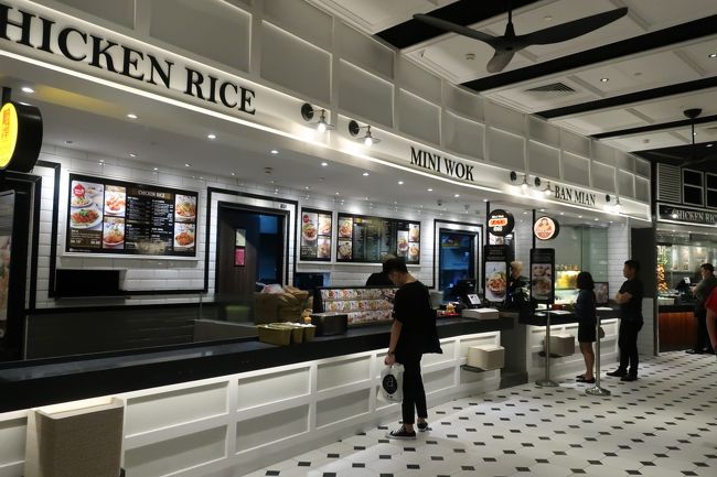 ターミナル4のフードコートで食べます。