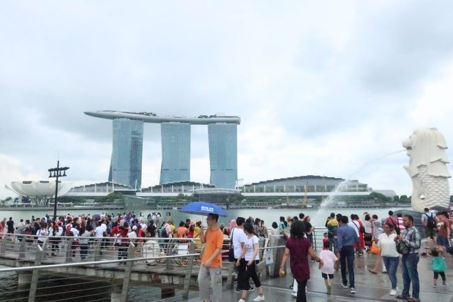 朝ごはんを早々食べ、マーライオンやベイサンズなどを巡り