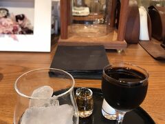 お口直しに噛む水出しコーヒーを。
癖になる苦さ。また飲みたいです。
まずはストレートで、そのあとロック。
決してウイスキーではない。