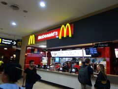 あちこち歩いたけど、結局、空港内のマクドナルドに。