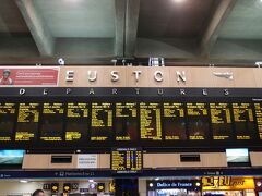 12/30　6：00　Euston Station

2日目行動開始。

今日はビートルズ発祥の地、Liverpoolを日帰りで訪れます。

ロンドンからは国内各地へ長距離列車網が伸びていて、行き先ごとにターミナル駅が異なります。

Liverpoolへは市街地北のEuston駅が拠点となります。

さすが鉄道の国の首都とあって、日本に引けを取らないほど便数が多いです。

Liverpoolへは各社合わせると1時間に3本は出ています。