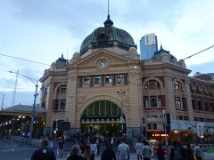 夕食後だけどまだまだ明るいので、フリンダースストリート駅などを見て、スーパーや酒屋で買い物をしました。