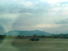 函館空港に到着。
遠くに見えるのは
あれが函館山ですか！