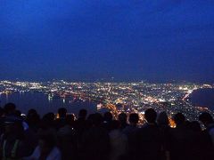 展望台はすごい人だかり。
そういえばそうだな。
この夜景が函館の一番の観光名所と言ってもいい所なんだから。